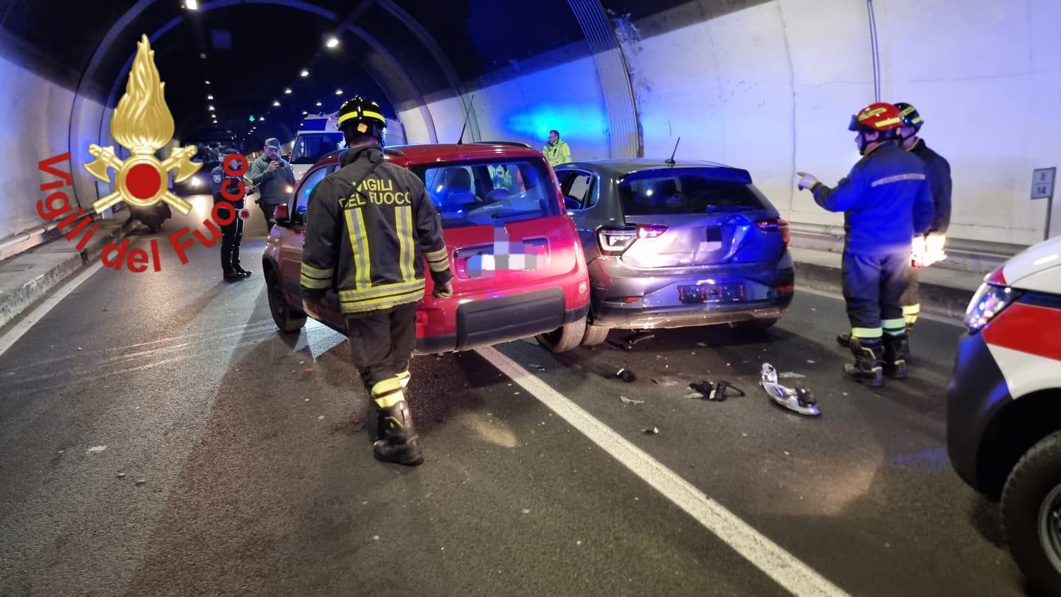 Brienno, scontro fra due auto in galleria: 4 feriti e Statale chiusa