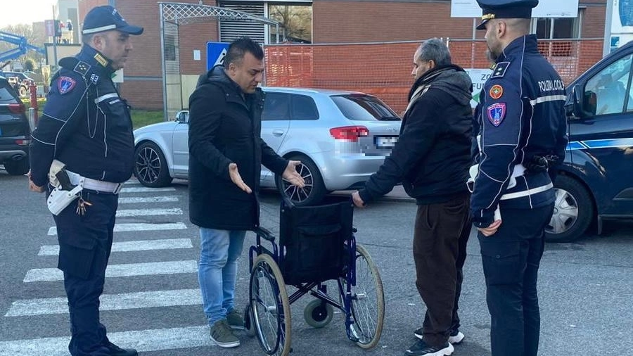 I vigili regalano una carrozzina nuova al tredicenne disabile investito venerdì in via De Nicola