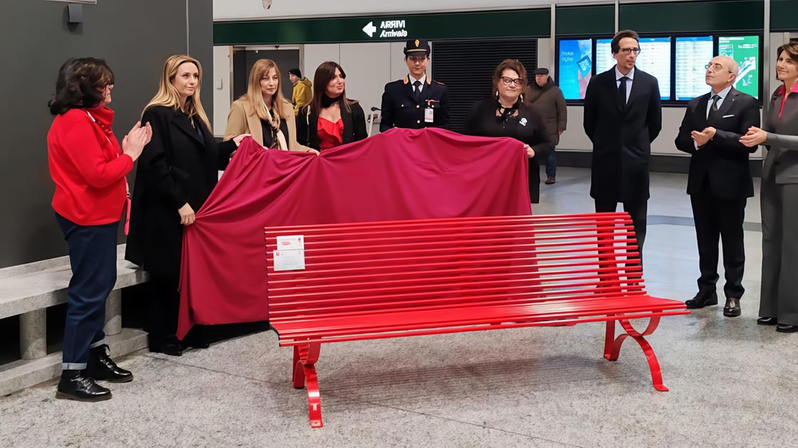 Panchine rosse al Terminal 1: "No alla violenza"