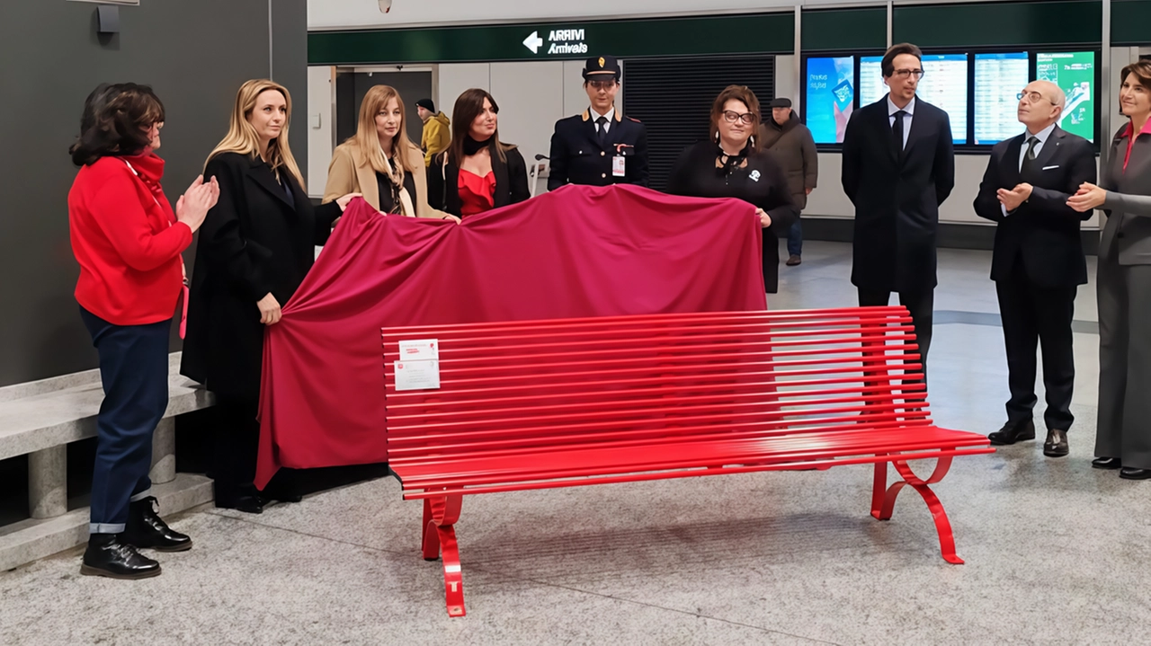 Due panchine rosse contro la violenza sulle donne. Sea, gestore aeroportuale, in collaborazione con l’associazione Anemos Italia e con il...