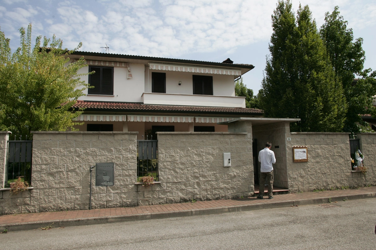 L'esterno della villa dove è avvenuto l'omicidio di Chiara Poggi (Foto Omnimilano)