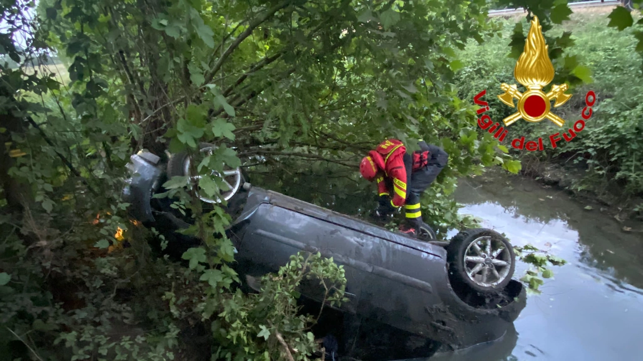 Perde il controllo dell’auto e si ribalta nella roggia Mora: morto sul colpo un 44enne (foto archivio)