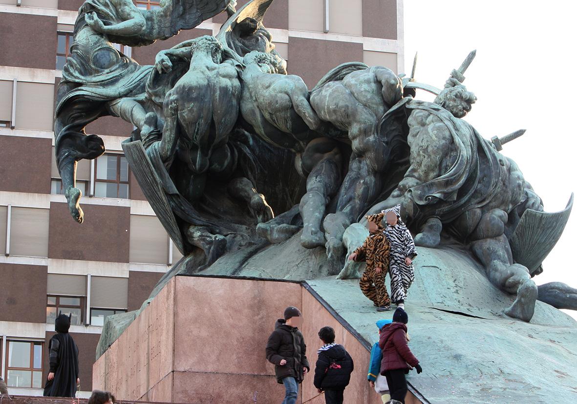 Monza, assalto al monumento ai Caduti: i vandali non risparmiano nemmeno il gelsomino