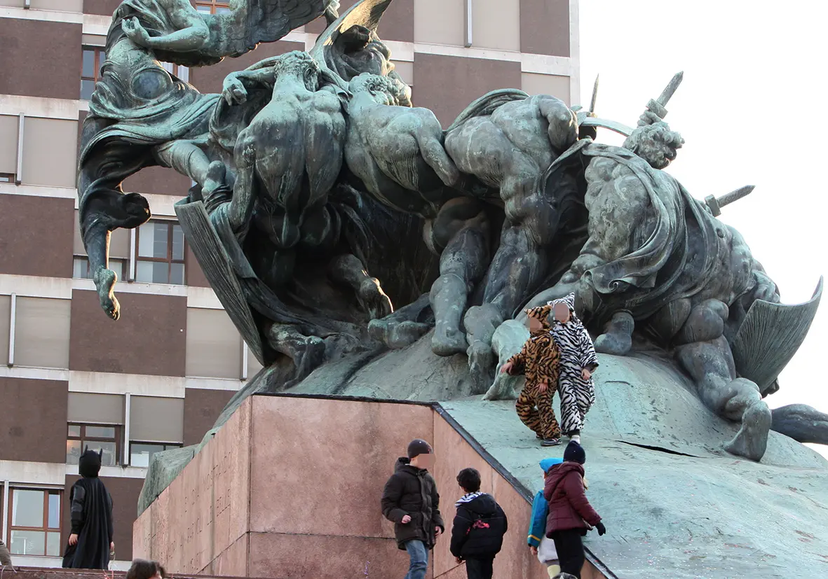 Monza, assalto al monumento ai Caduti: i vandali non risparmiano nemmeno il gelsomino