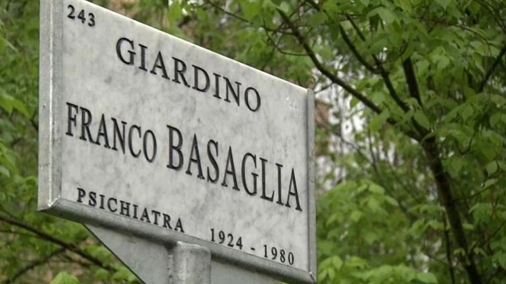 La targa per Franco Basaglia nel giardino di fronte all'ex Paolo Pini