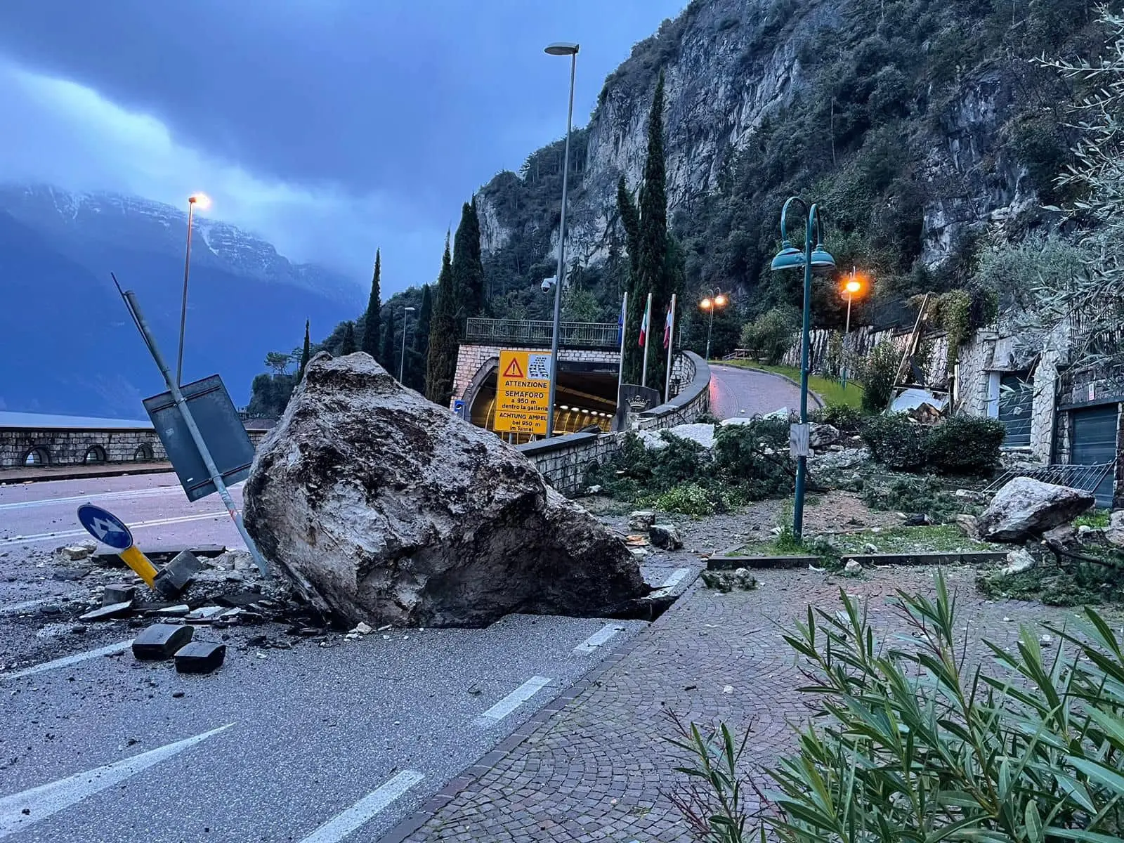 Salò, cadono rami in strada: chiusa la Gardesana Occidentale