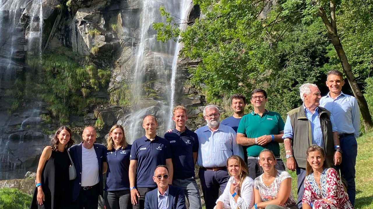 Alle cascate di Piuro foto di gruppo col presidente della Provincia Davide Menegola e. il sindaco Omar Iacomella