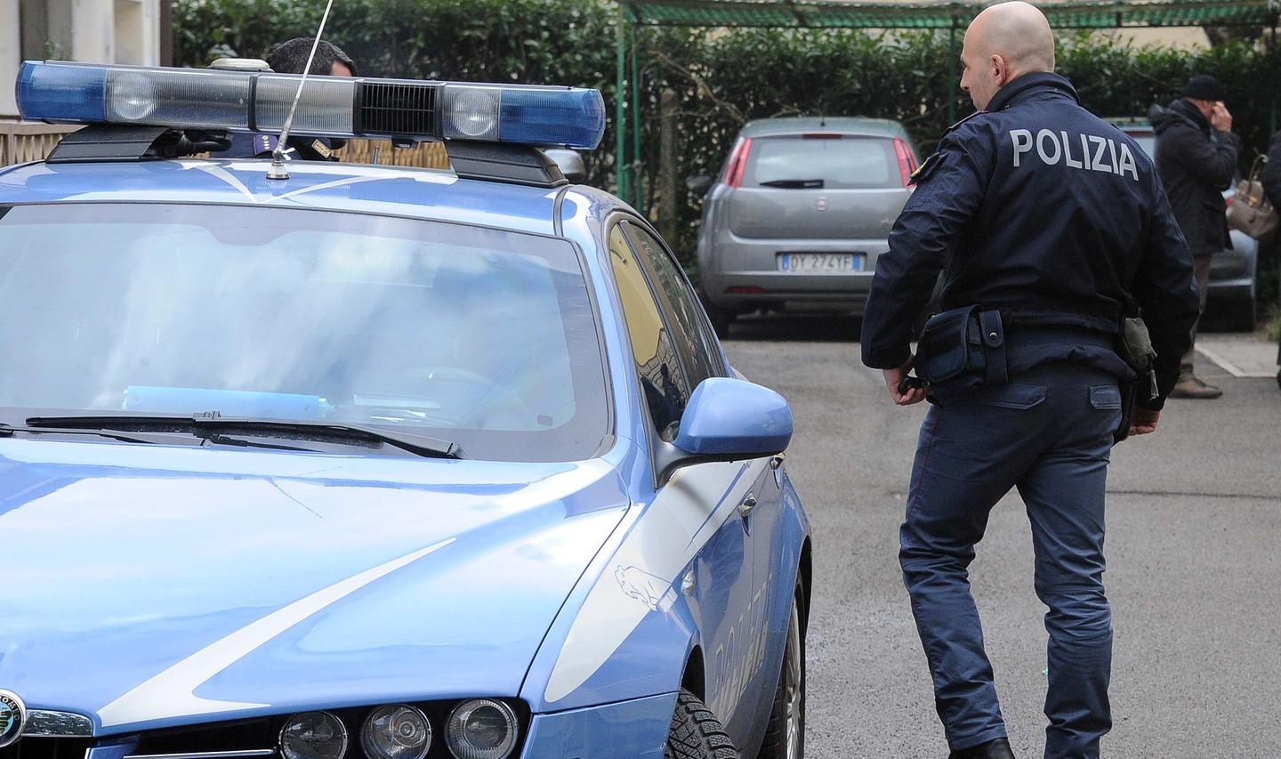 Pavia, la polizia interviene per lite in casa: 64enne minaccia gli agenti con una bottiglia rotta e li aggredisce