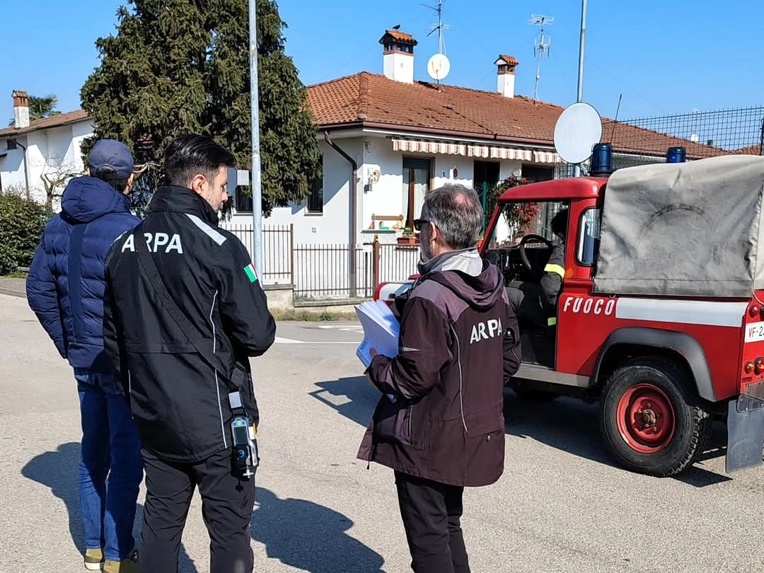 I tecnici di Arpa durante l'accertamento