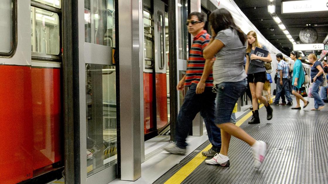 Con finti fucili in stazione: "È per un video"