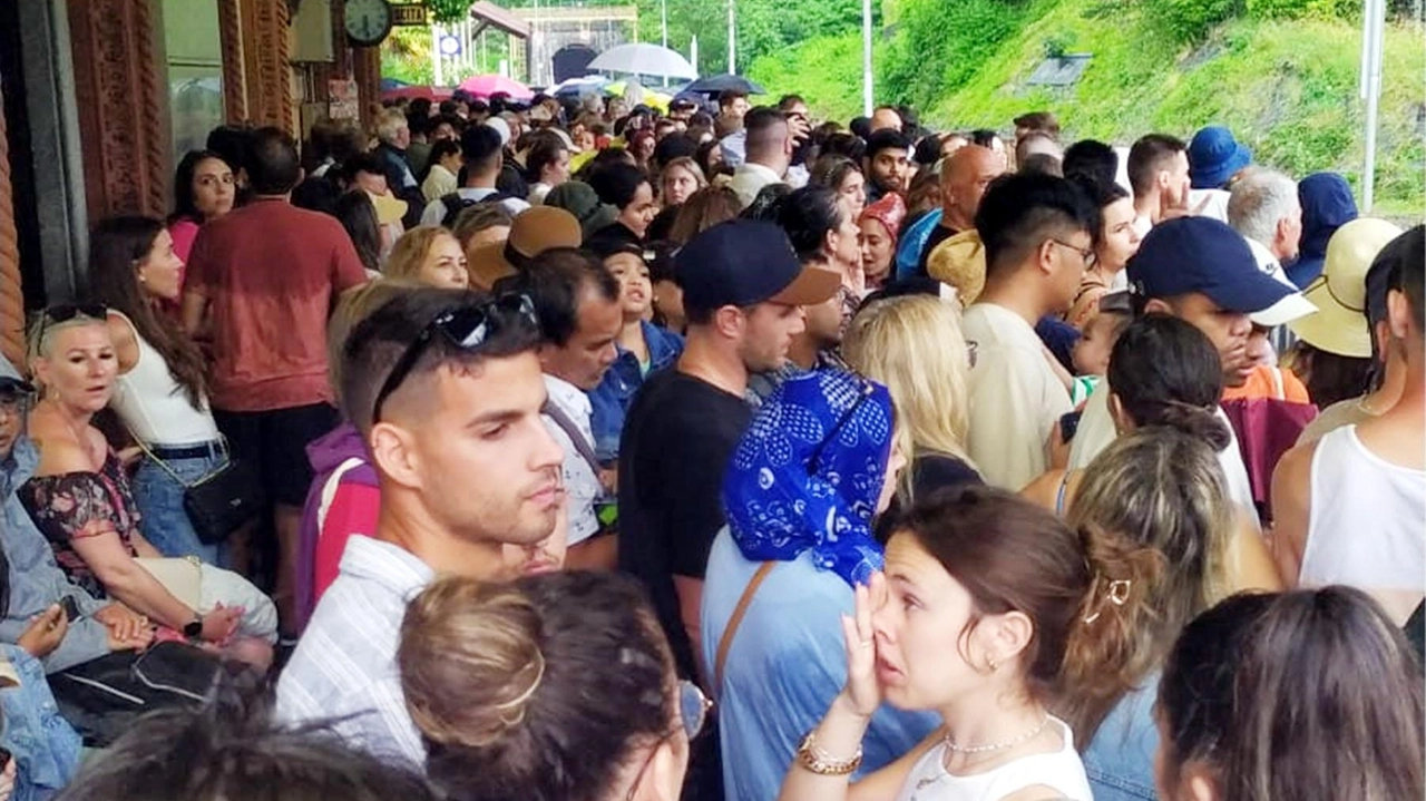 La folla allo scalo di Varenna Esino-Perledo rischia di creare anche problemi di sicurezza per l’attesa lungo i binari