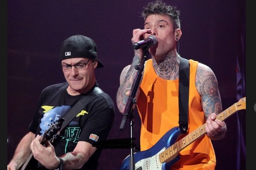 Fedez e Fausto Cogliati sul palco durante un concerto