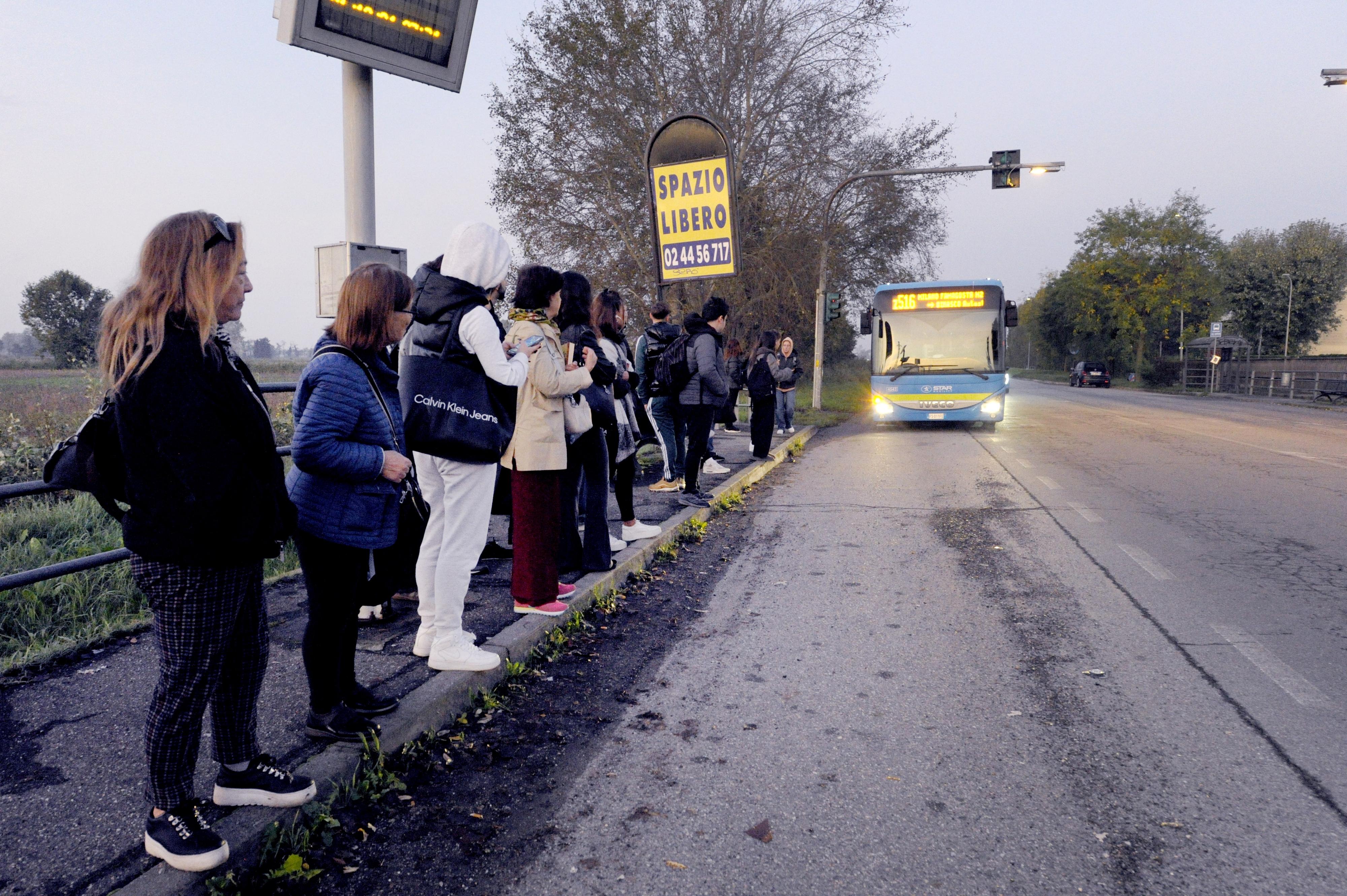 Viaggio nell’inferno dei pendolari, fra autobus pieni e corse fantasma