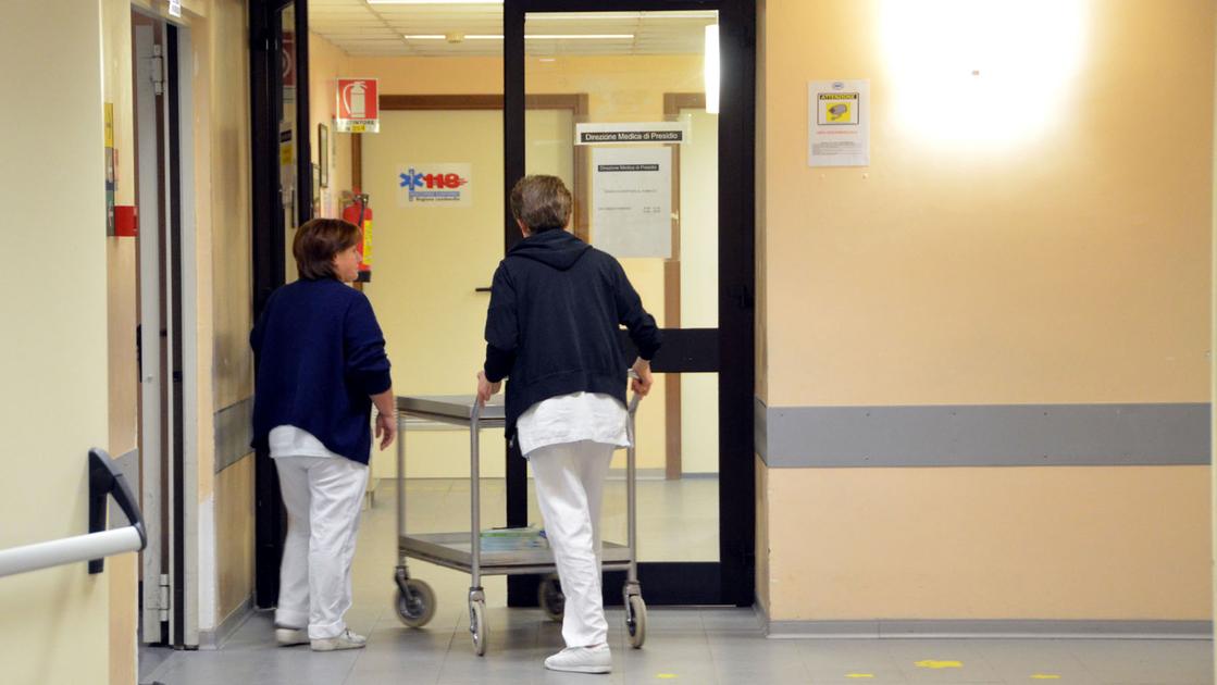 “Ti senti bene?” chiede la dottoressa al barista che le porta il pranzo. E gli salva la vita da un infarto in corso