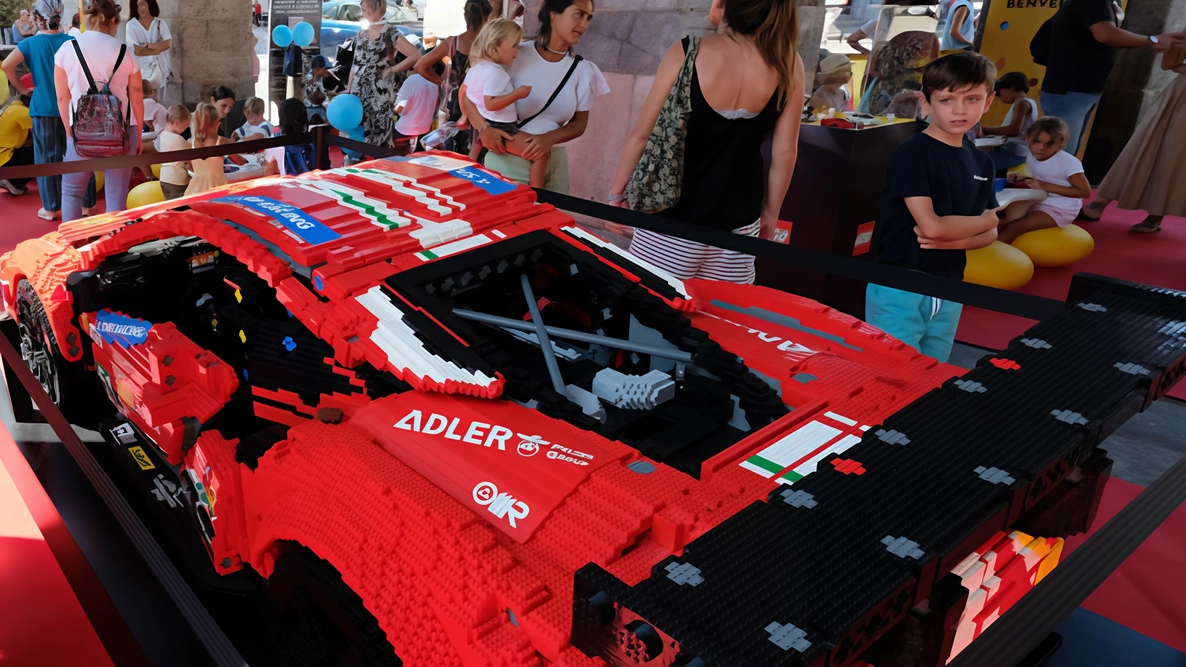 I bolidi della Formula 1 costruiti coi mattoncini Lego sotto i portici dell’Arengario per la gioia dei bambini