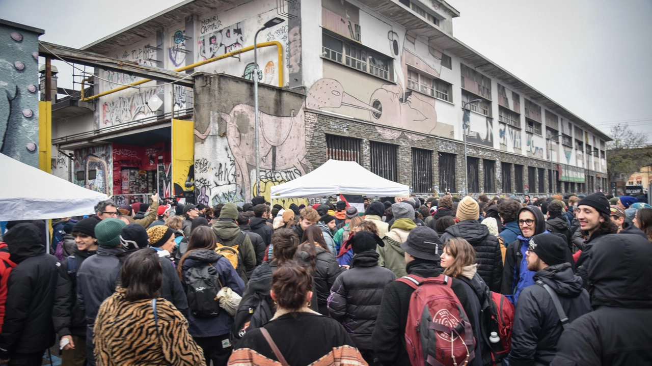 Un recente presidio al centro sociale Leoncavallo in attesa dell’ufficiale giudiziario per il futuro sfratto (Ansa)