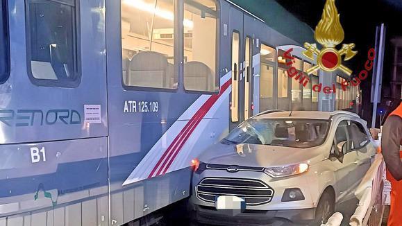 Treno contro l’auto al passaggio a livello. Salvo il conducente