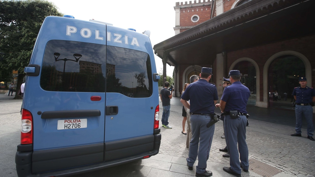 I poliziotti fuori dalla stazione a Brescia, i commercianti si lamentano per la poca siucurezza