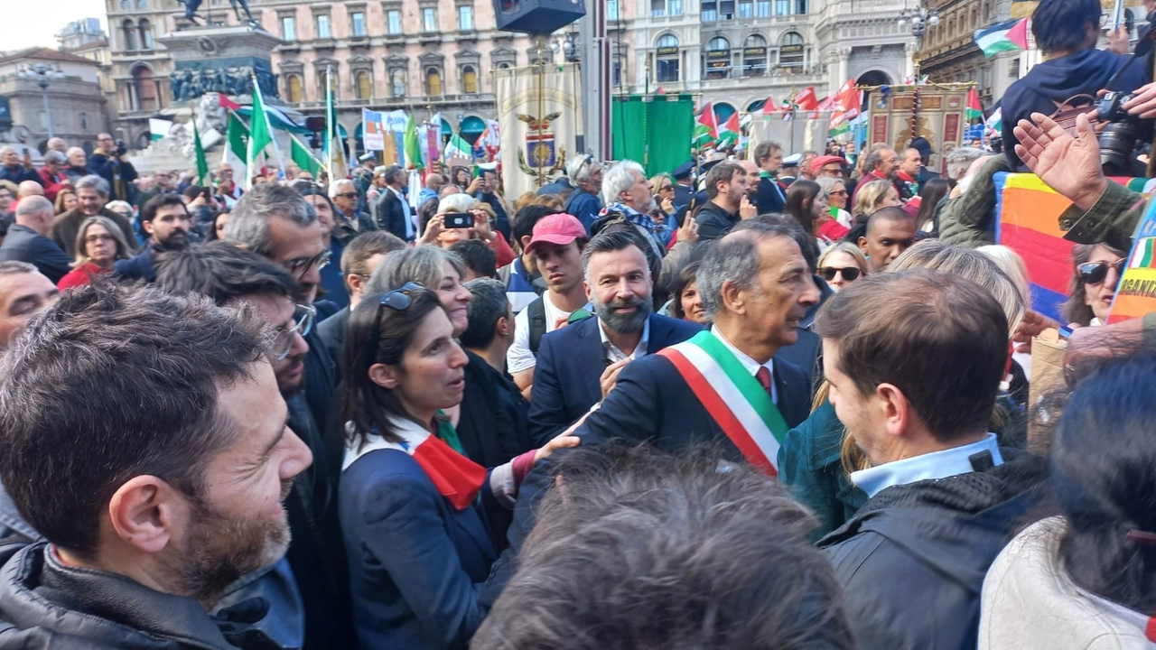 Elly Schlein e Giuseppe Sala in piazza Duomo a MIlano