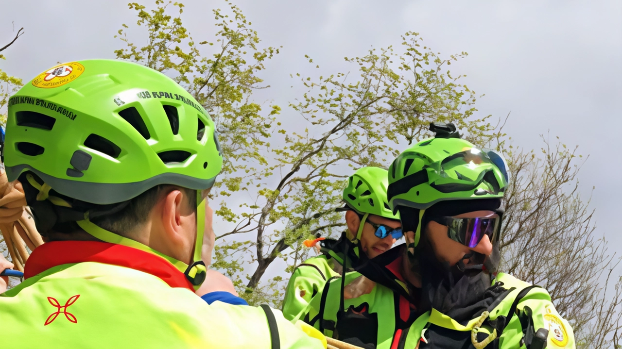 Due escursionisti polacchi si sono persi sul monte San Martino a Lecco, uno ha accusato un malore. Soccorso alpino e eliambulanza li hanno recuperati e trasferiti in ospedale. Operazione di salvataggio durata due ore.