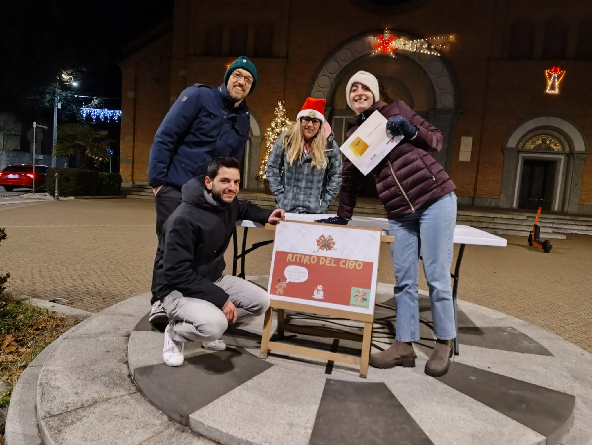 Busto Arsizio, pasti caldi per i senzatetto e pacchi alimentari per le famiglie: il Natale dei volontari di “Diamoci una mano”