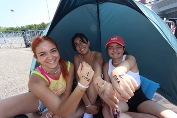 Taylor Swift a San Siro, le prime Swifties pronte a tre notti in tenda: Valeria, Carola e Carlotta (arrivate da Catania) in primissima fila