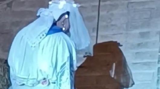 I bimbi aspettano Santa Lucia, dal campanile scende Lucio e ha la barba: stupore in piazza del Duomo