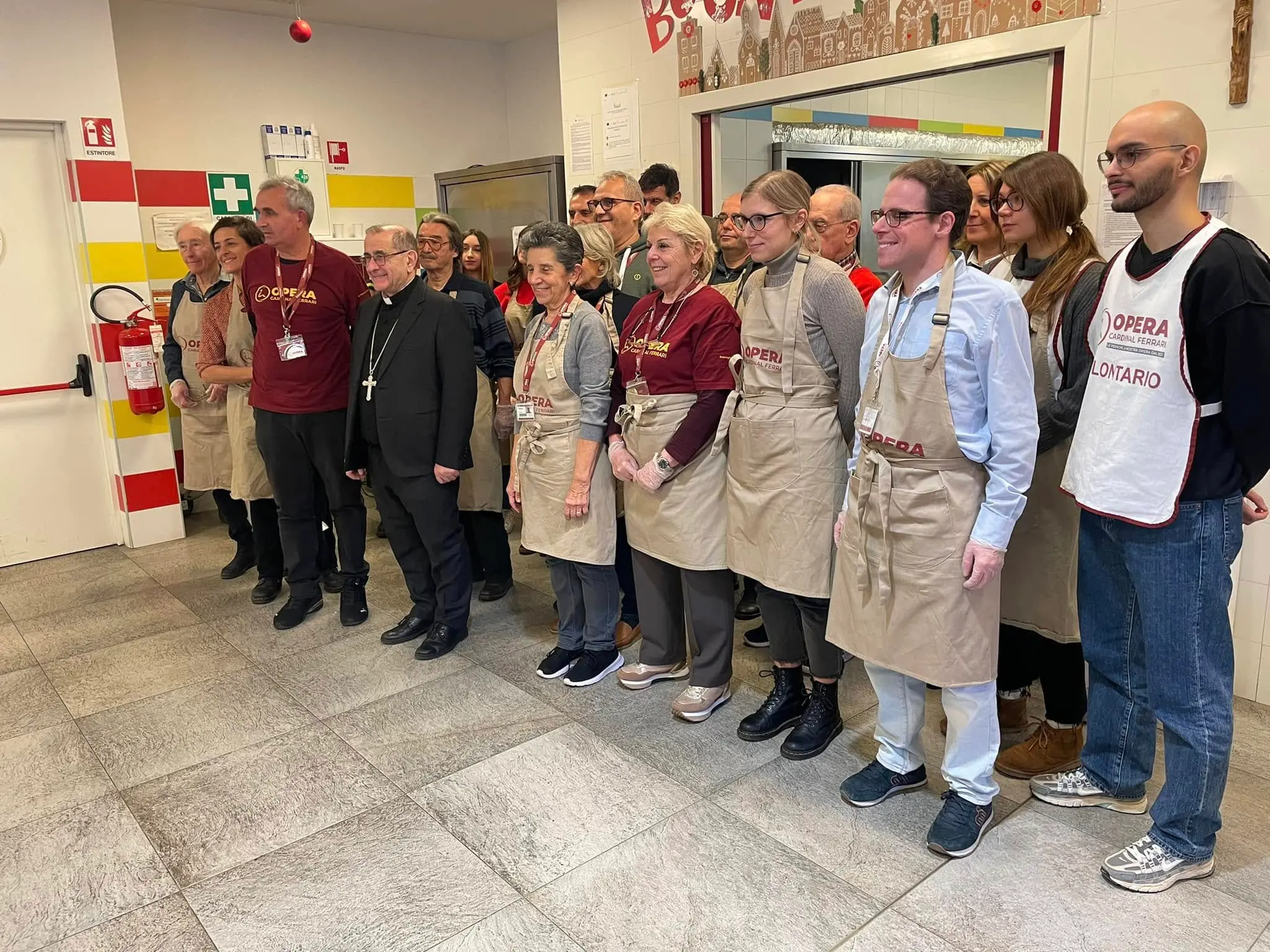 Monsignor Mario Delpini al pranzo di Natale tra 200 bisognosi: “Non stanchiamoci di migliorare il mondo”