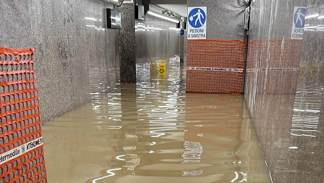 Il sottopassaggio della stazione ferroviaria di Lodi completamente allagato