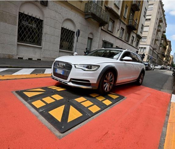 Cuscini berlinesi a Milano: sì con riserva. Strade scolastiche da ripensare