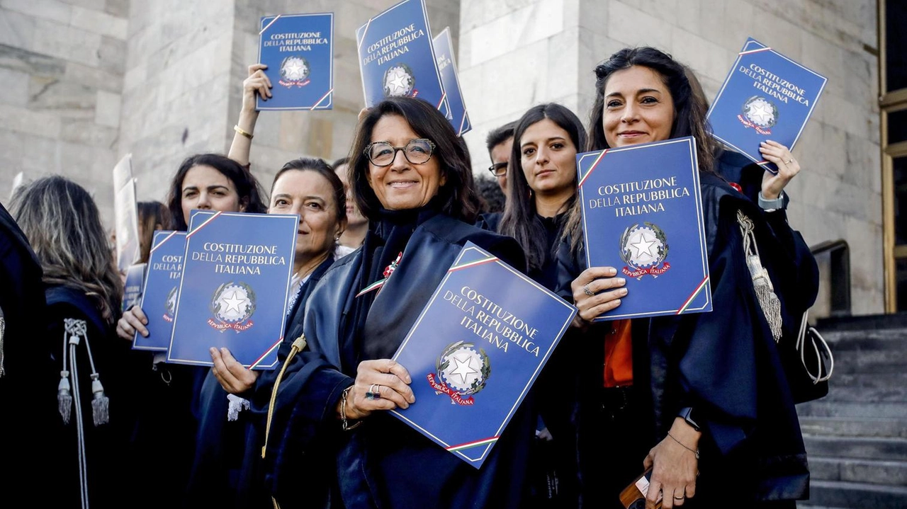 Il presidio dei magistrati con la Costituzione davanti al Palazzo di giustizia