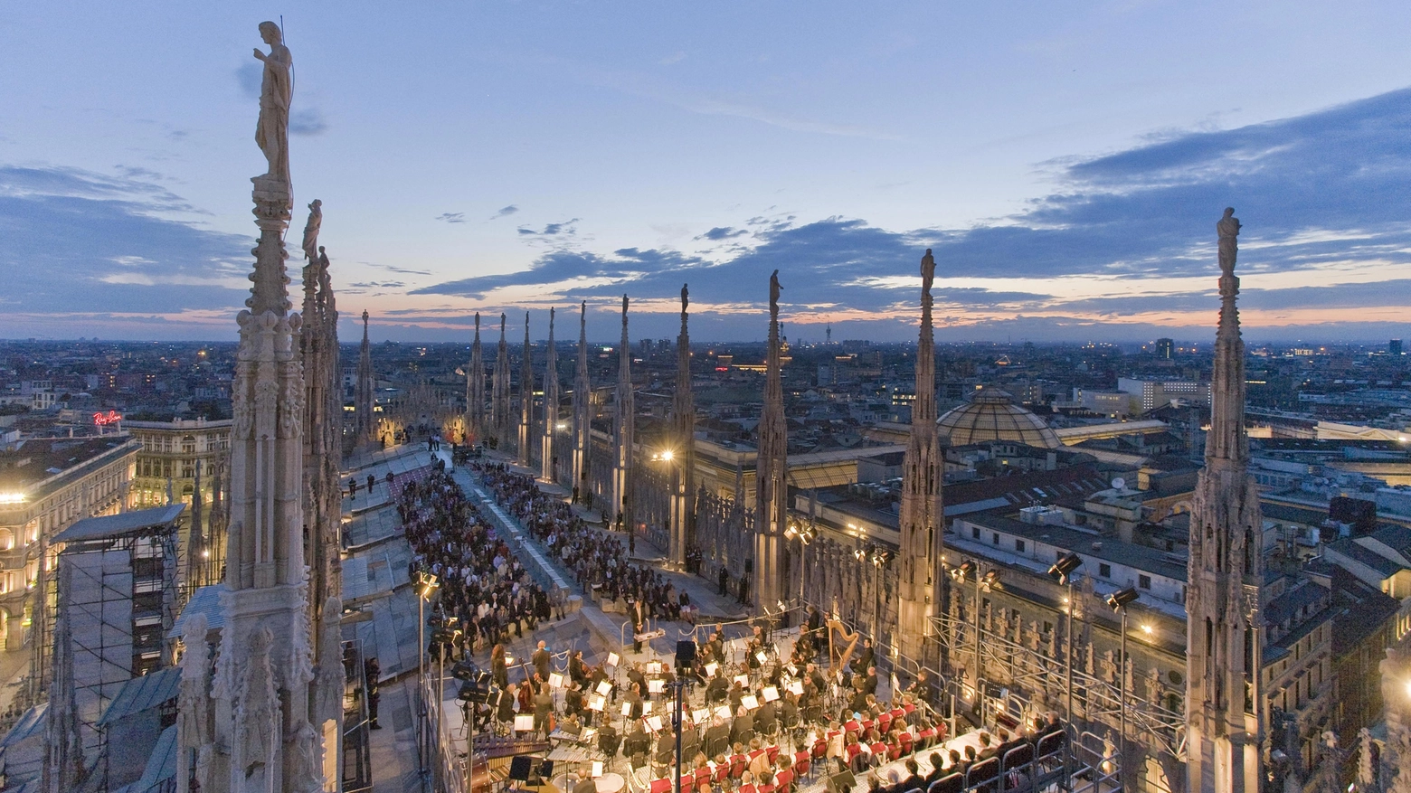 Il tetto del Duomo di Milano durante l'apertura serale di qualche anno fa