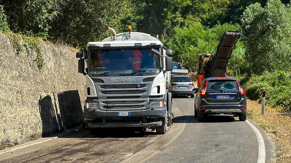 Carate, i lavori sulla strada che porta a Besana: istituito il senso unico alternato