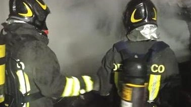 Incendio in un garage, i vigili del fuoco limitano i danni