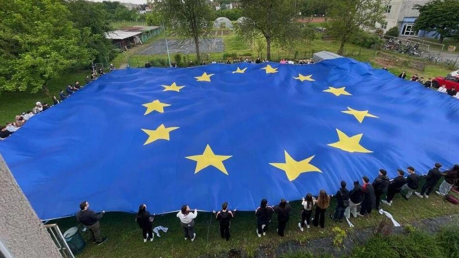 Bandiera europea da record. Realizzata dagli studenti Enaip seconda al mondo per grandezza