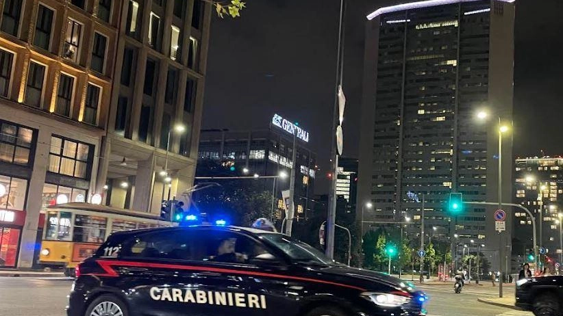 Operazione dei carabinieri a Milano: controllate 1.600 persone, arrestate 6 e denunciate 13. Sequestrati stupefacenti e farmaci illegali, con una farmacia coinvolta.