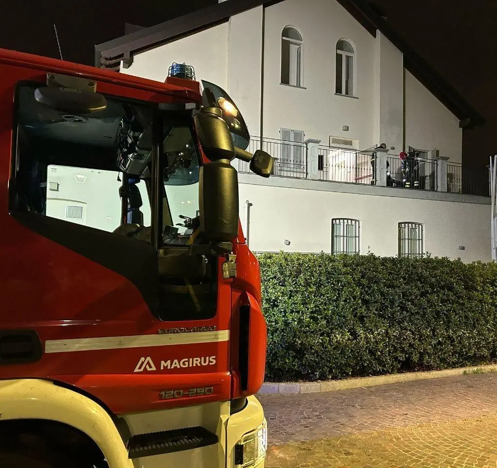 Incendio in cucina. Evacuato il residence ma nessun ferito