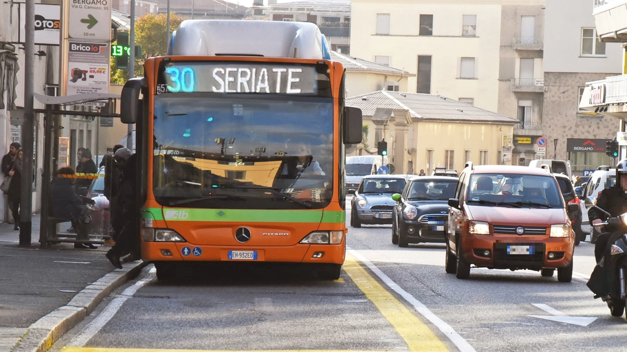 Il servizio bus della linea 30 di Atb (Azienda Trasporto Bergamo) Grassobbio-Seriate