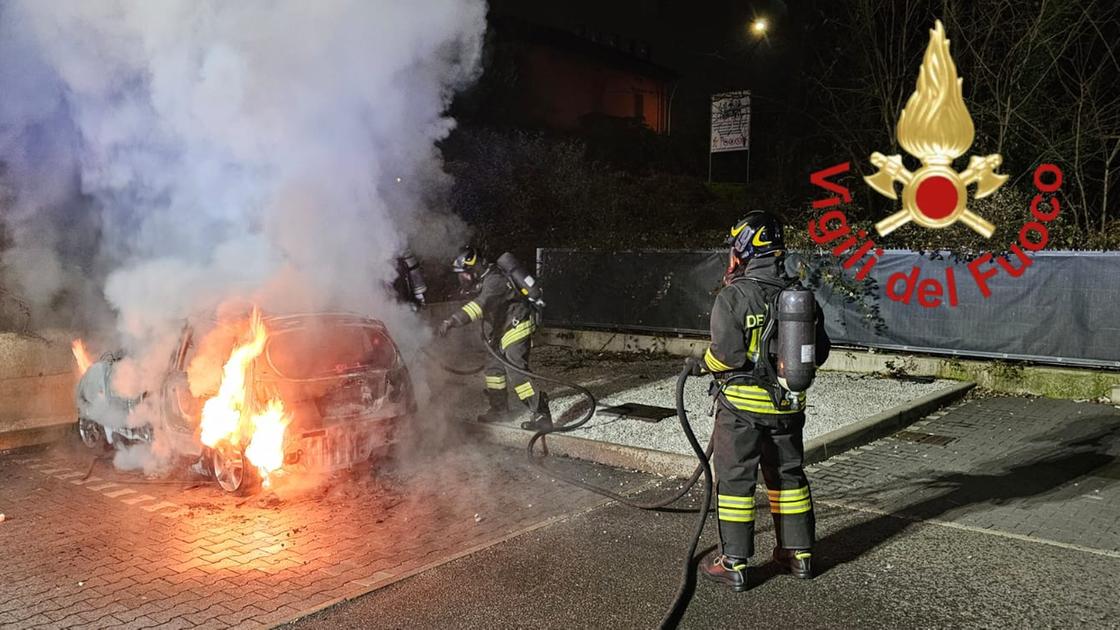 Como, auto in fiamme nel parcheggio di un supermercato: vigili del fuoco in azione