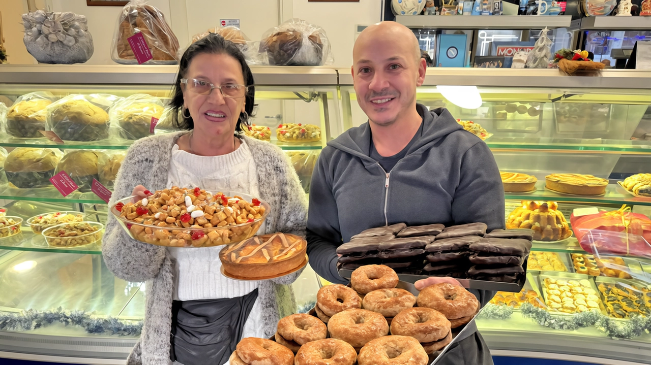 Specialità della tradizione in vendita nella pasticceria “Delizie di Napoli“ gestita dagli eredi di Rosario Balsamo: Francesco Antonio Maurizio e Lucia