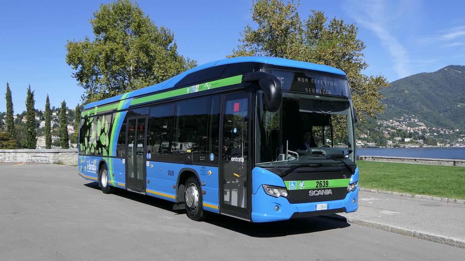 Un autobus della compagnia Asf sul lago di Como