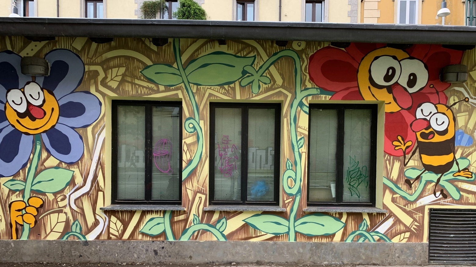 Un tripudio di colori avvolge la casetta dei servizi di via Vetere 14, all’interno del parco Giovanni Paolo II di Milano