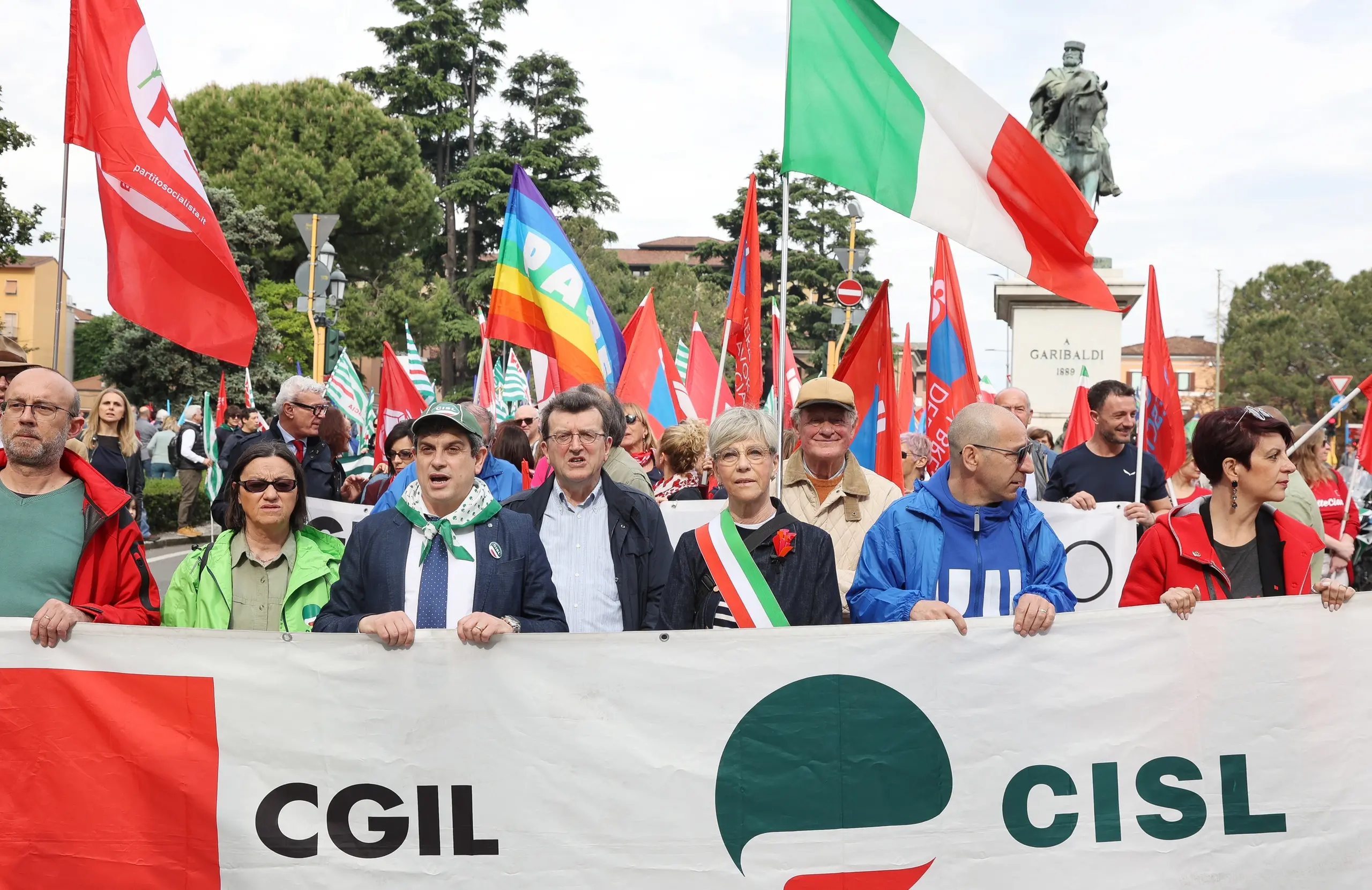 Primo Maggio a Brescia, migliaia in piazza: la sindaca Laura Castelletti in testa al corteo