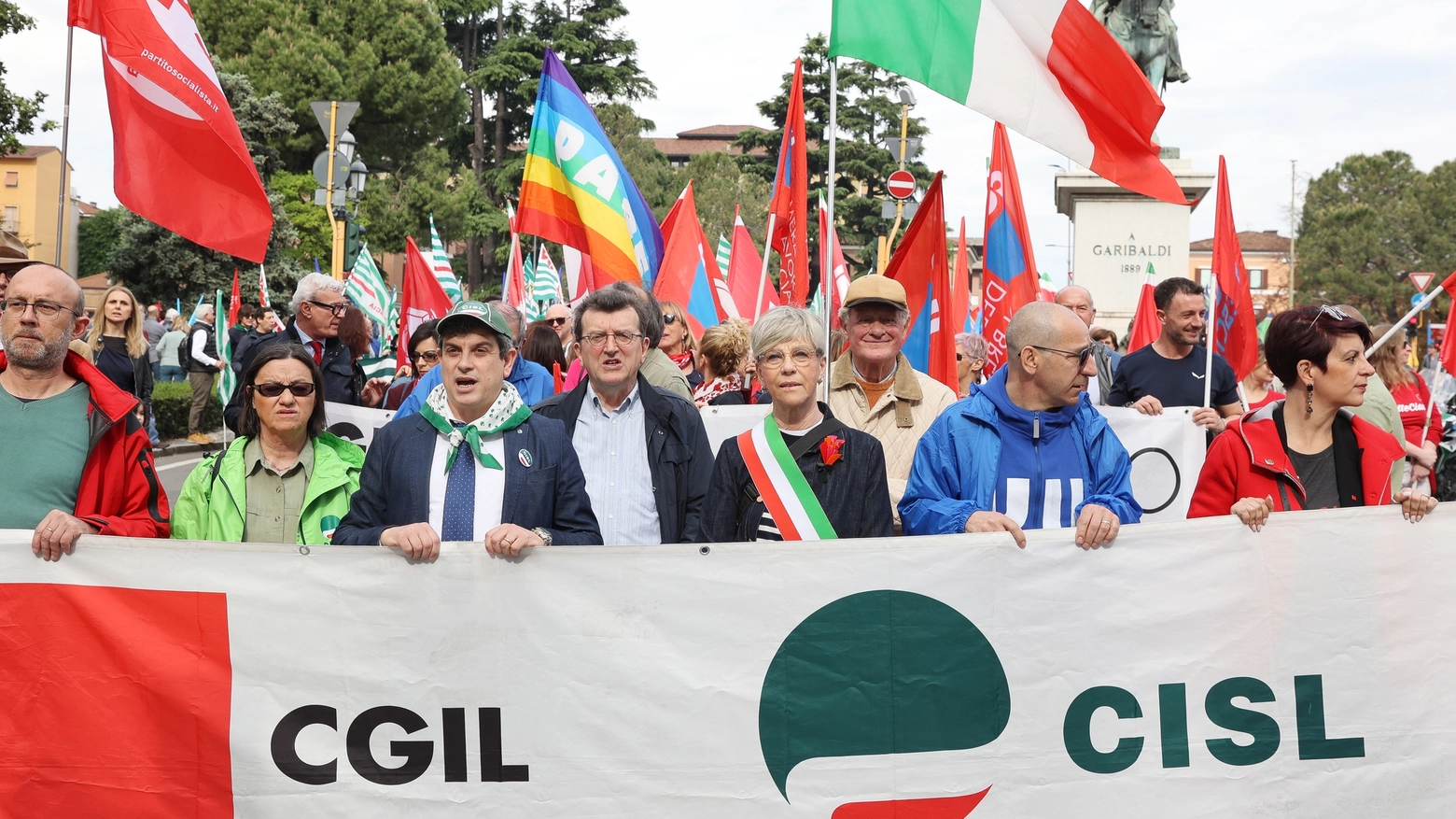 La testa del corteo del Primo maggio a Brescia con la sindaca Laura castelletti e a destra Lara Ghiglione (Fotolive)
