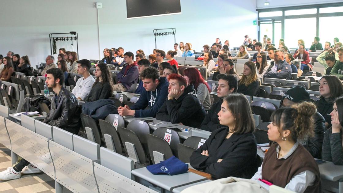 Varese, scuole e case popolari: il 65% delle opere pubbliche finanziate dal Pnrr è stato ultimato