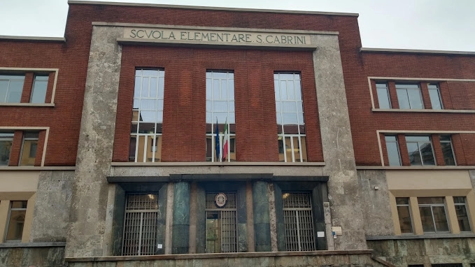 L'esterno della scuola elementare Cabrini di via delle Forze Armate a Milano (foto da Google)