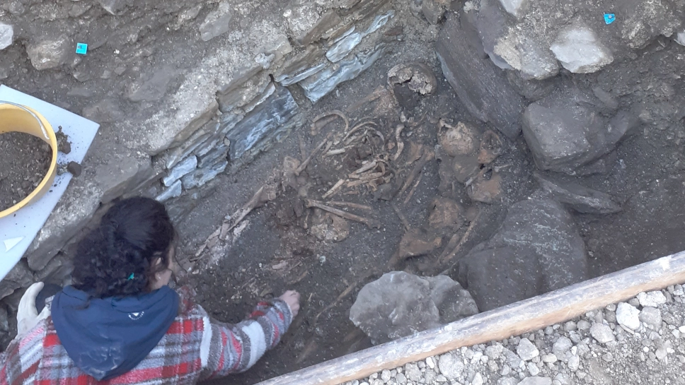 Lo scavo con i resti degli scheletri di sei individui a Oliveto Lario