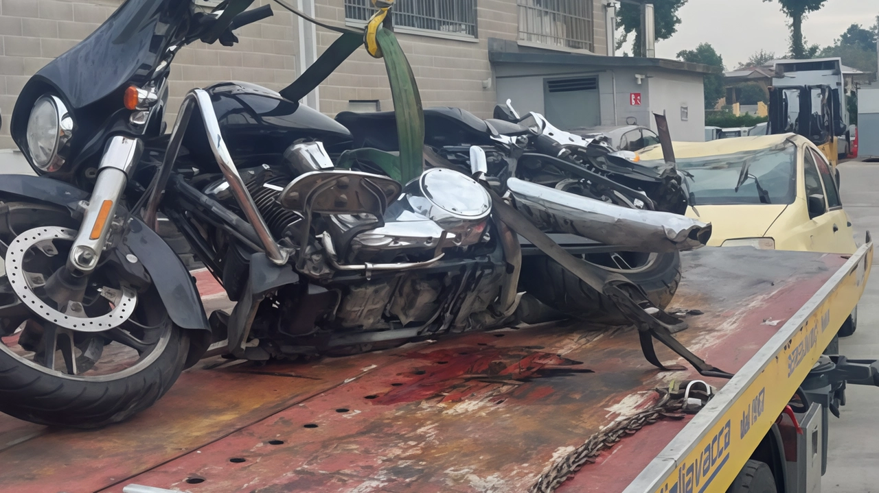 La moto di Carrera è stata colpita da una Panda Il 55enne tornava a casa da Milano con il cagnolino nel trasportino