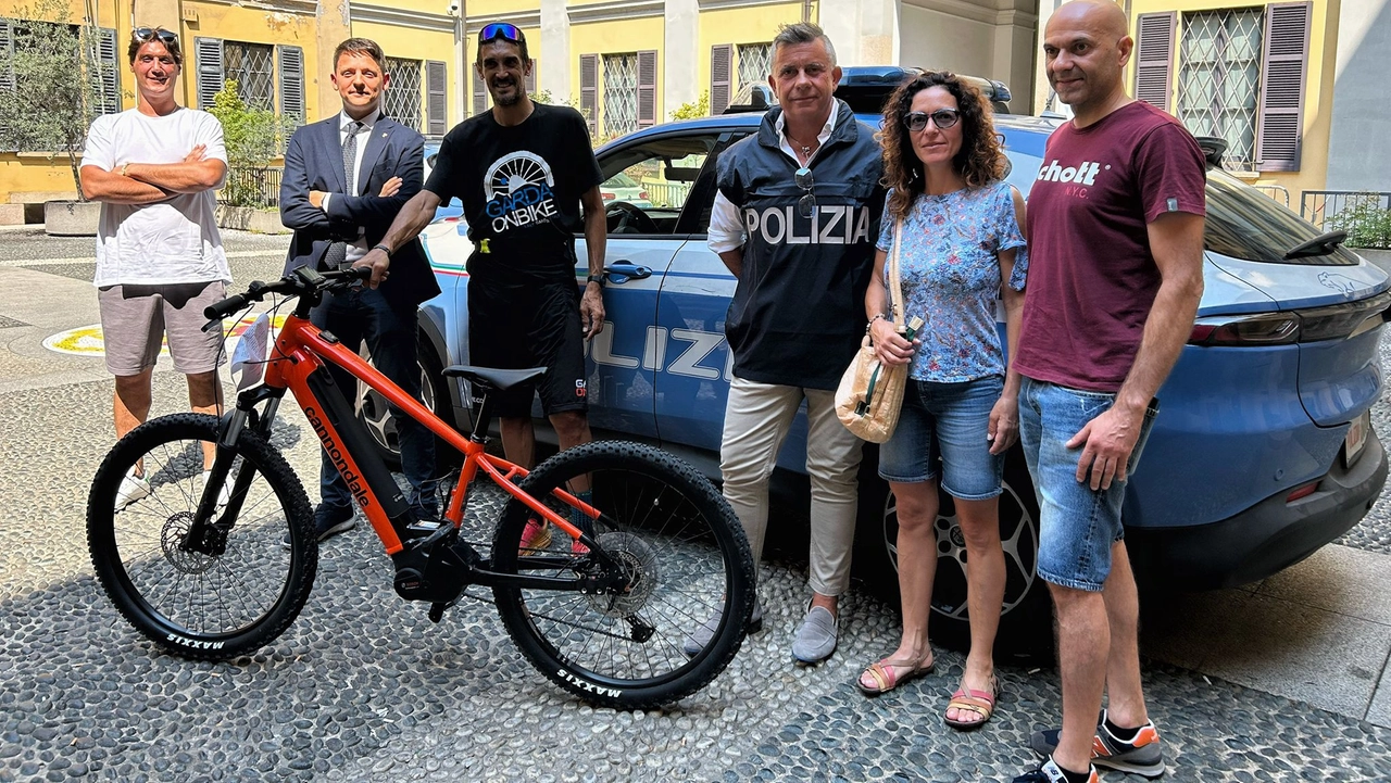 La riconsegna di una delle preziose biciclette rubate e recuperate dalla Polizia prima che, smontate, fossero spedite in Colombia