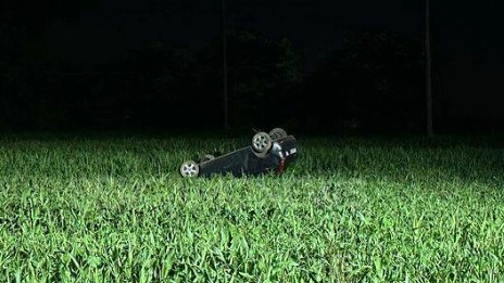 L'auto del 23enne ribaltata nel campo